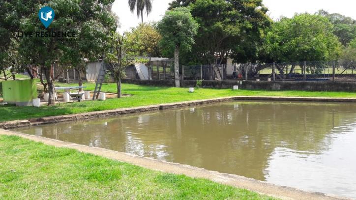 Com Lago vende terreno 2.100m² construção 200m²