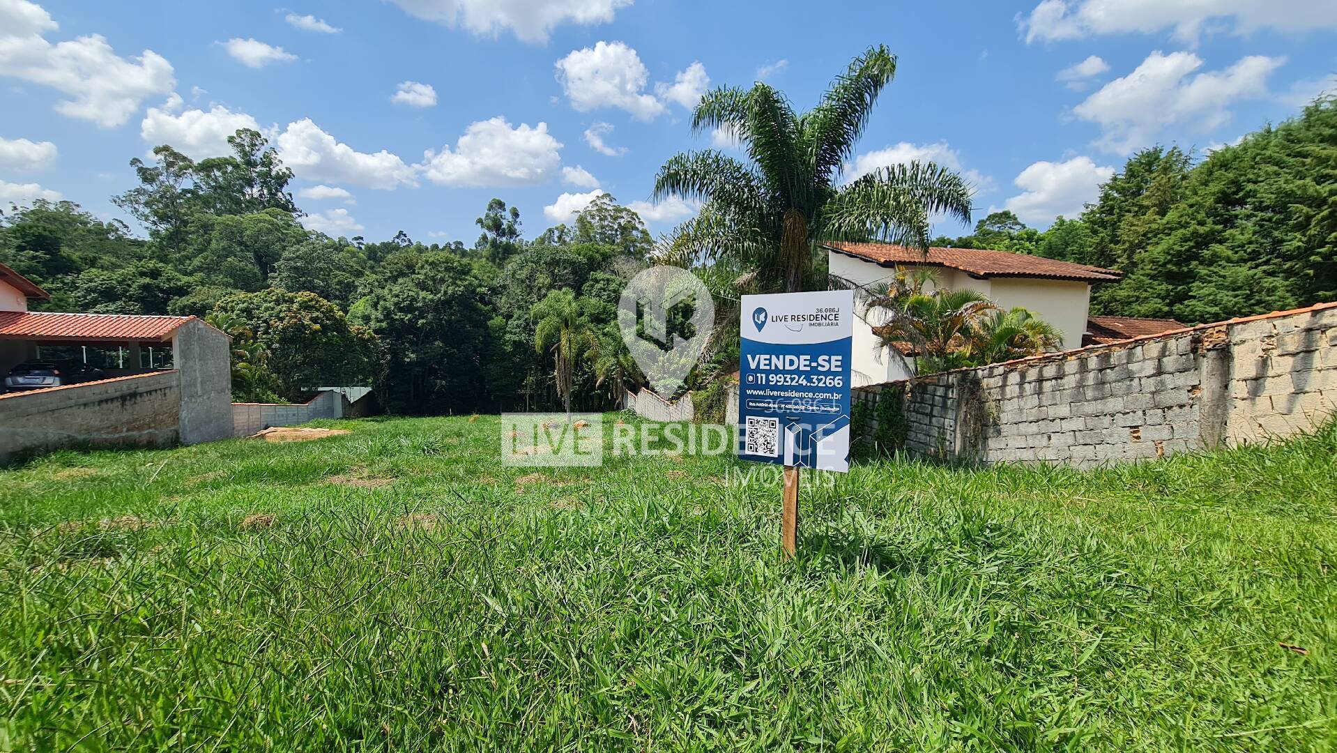 Terreno de 2140m² em declive suave no Condomínio Parque da Fazenda