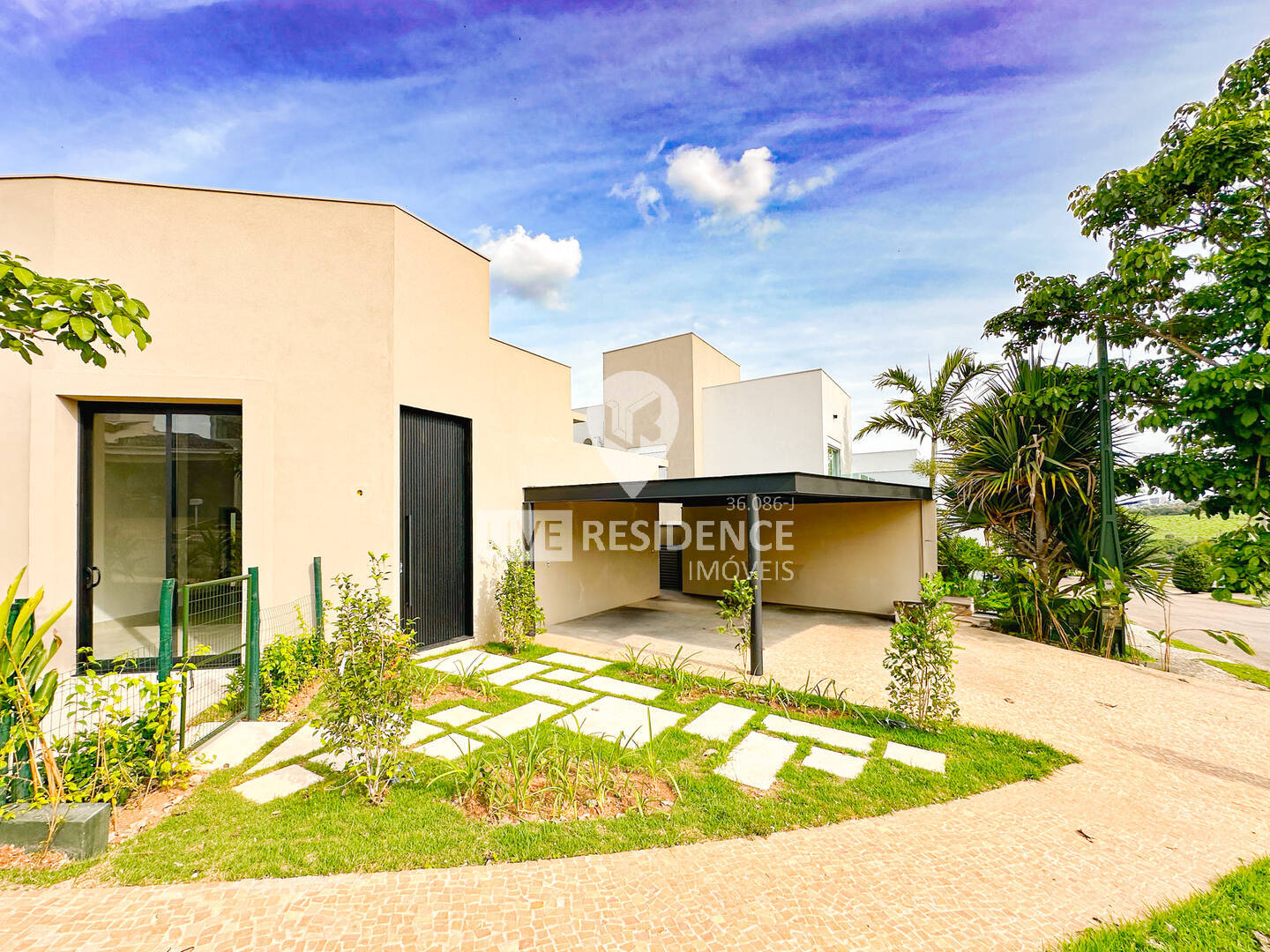 Casa à venda com 3 quartos, 223m² - Foto 1