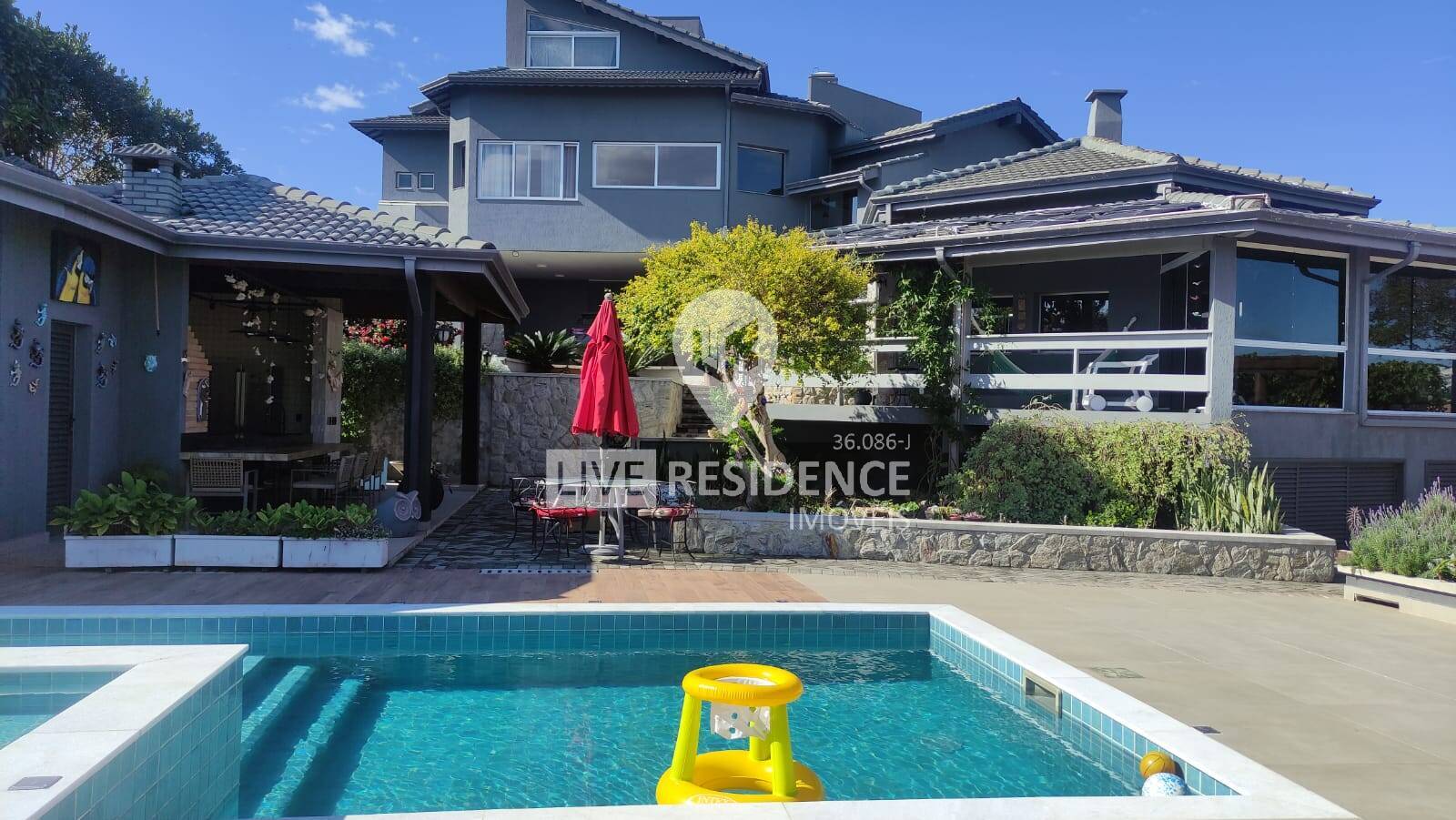Casa à venda com 6 quartos, 452m² - Foto 1
