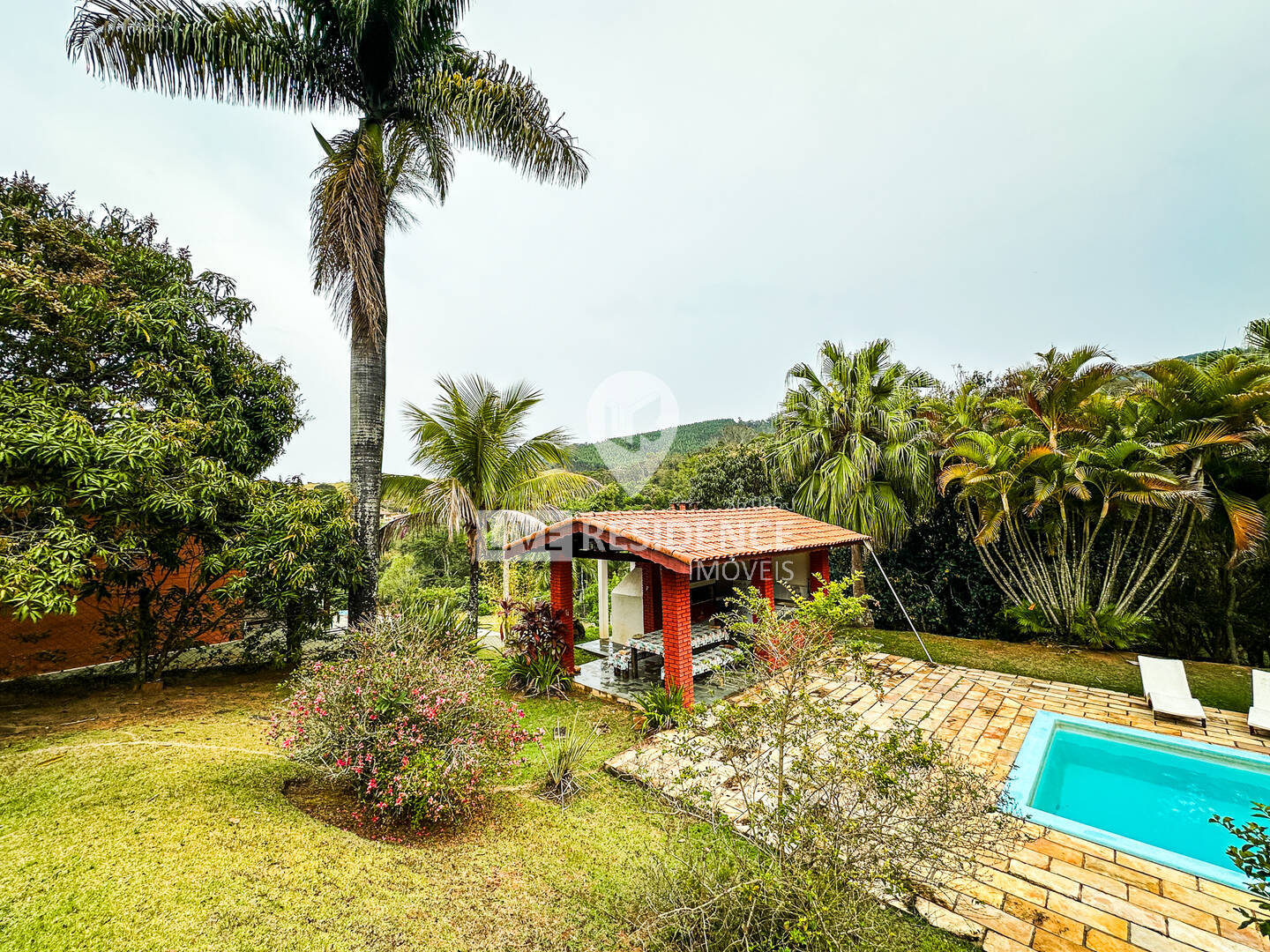Casa à venda com 3 quartos, 232m² - Foto 2