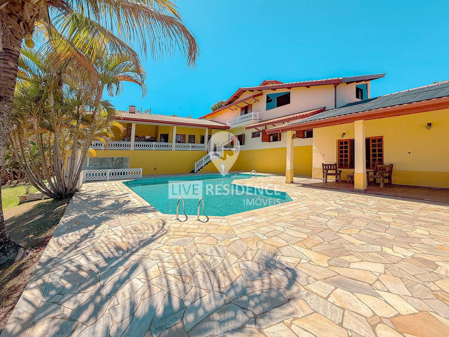 Casa à venda com 4 quartos, 600m² - Foto 2