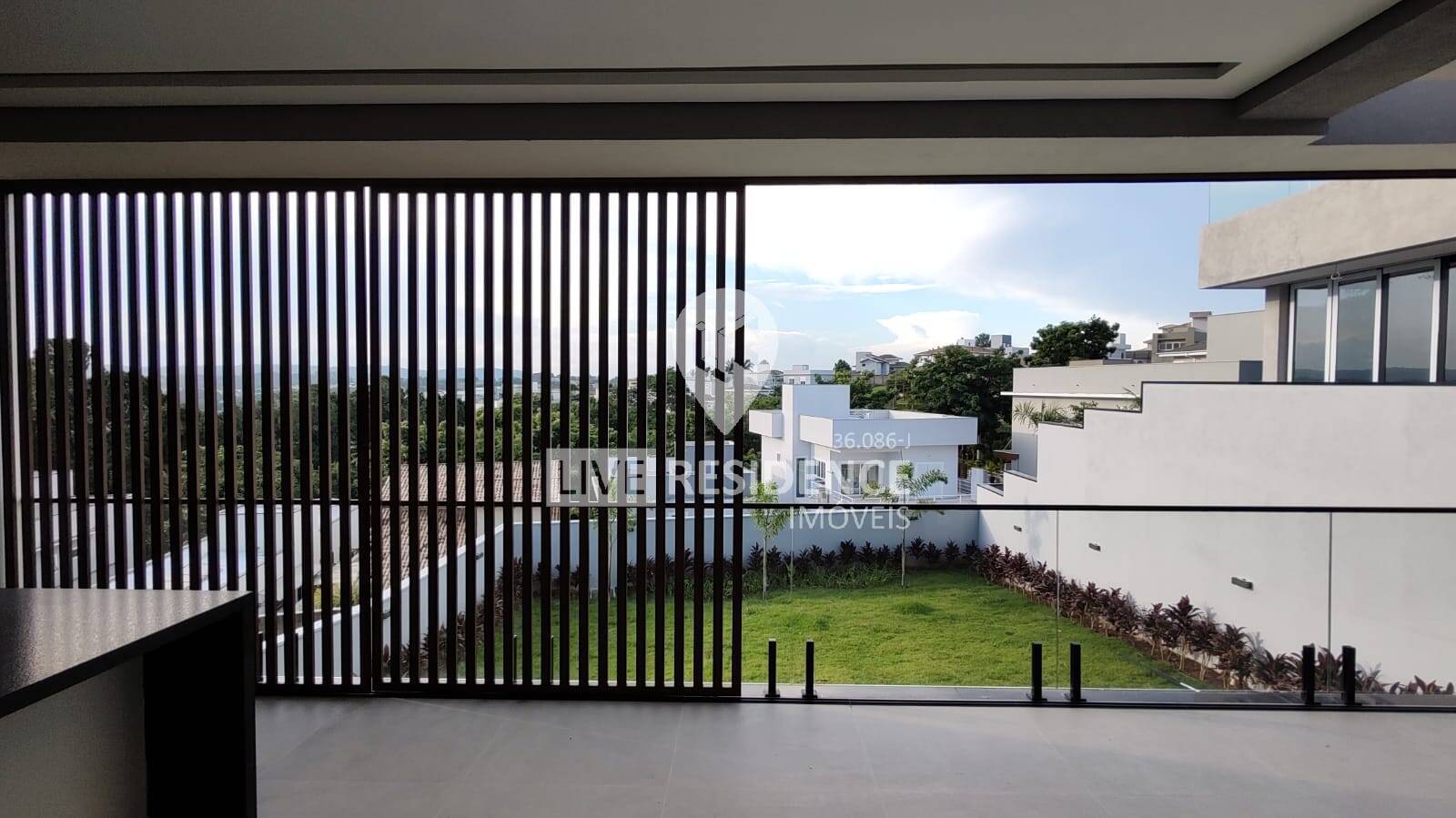 Casa à venda com 3 quartos, 228m² - Foto 1